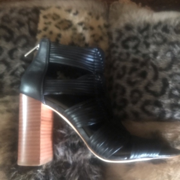 BRAND NEW: 1.STATE 4” BLACK STRAPPY DESIGNER HEELS - Picture 2 of 8